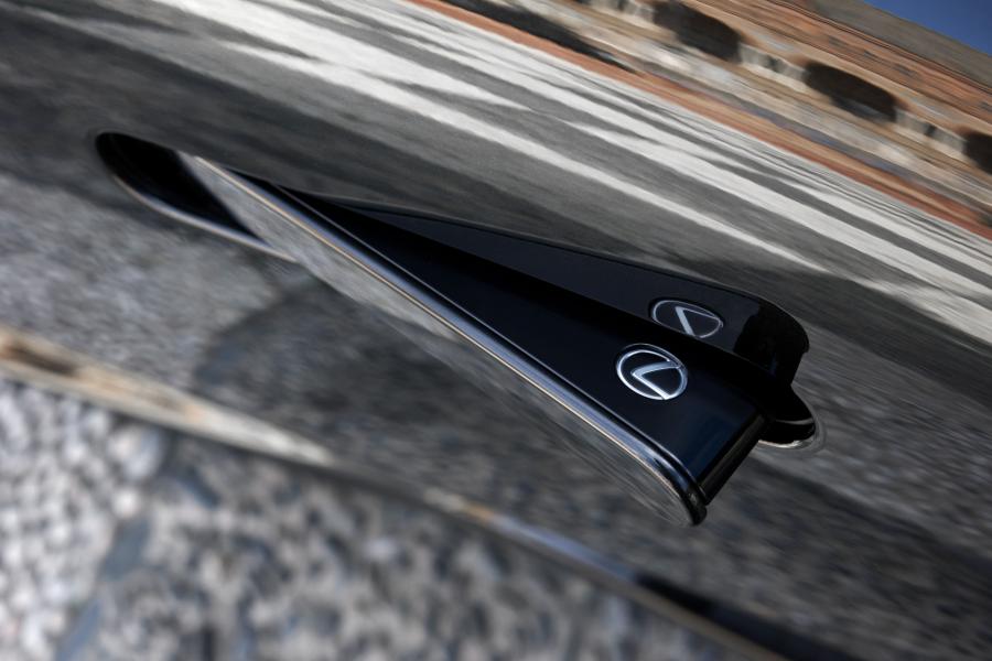 Детали экстерьера Lexus LC500 2017 года  (NA) (фото 15 из 48)